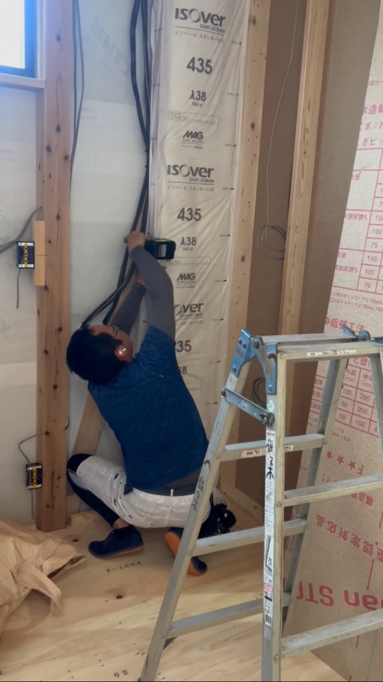 豊川市の新築現場で断熱材施工中！｜快適な住まいづくりの裏側をご紹介🛠️ アイキャッチ画像