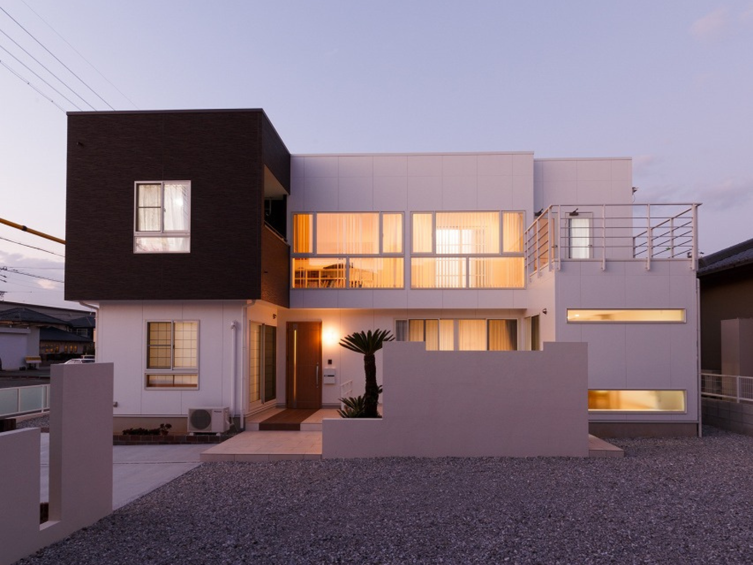 大きな窓で光をとりこむデザイン住宅 アイキャッチ画像