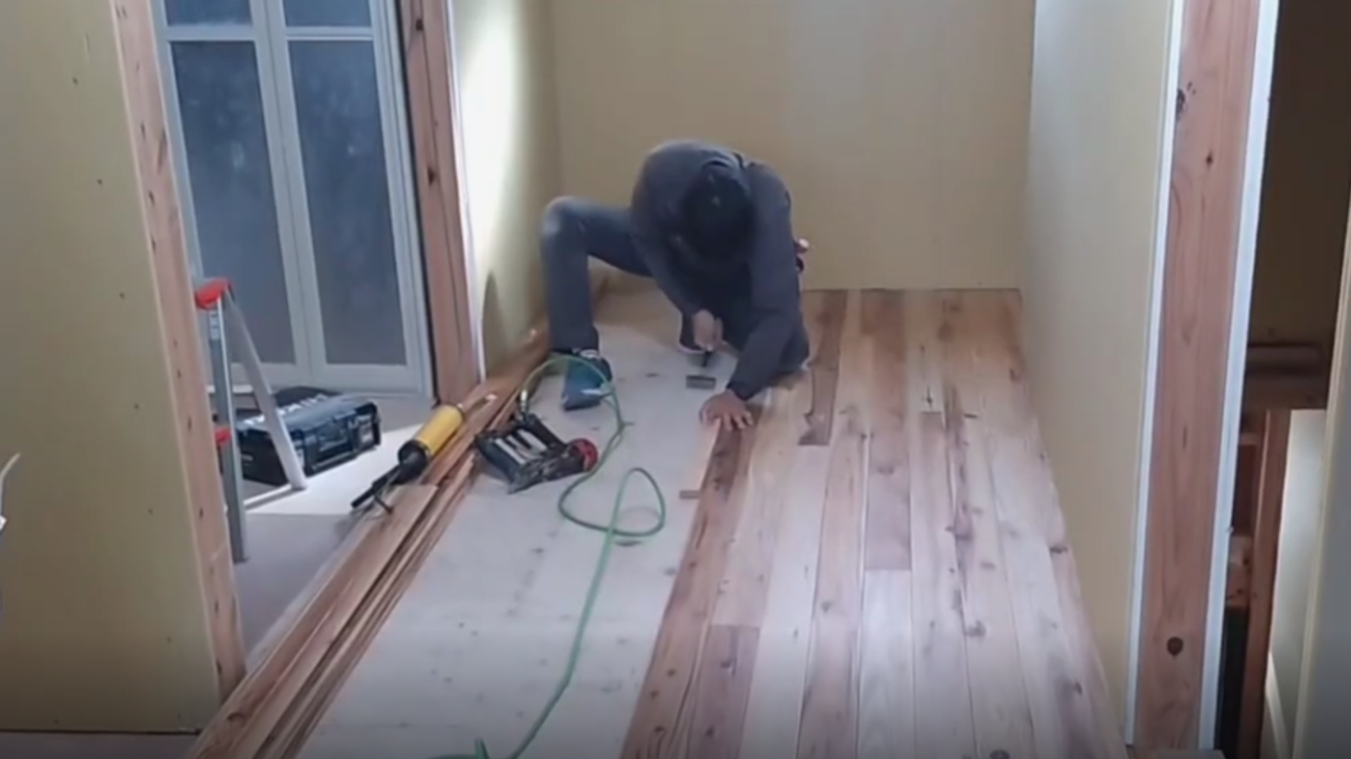 【愛知・西尾市 新築工事】フローリング設置でだんだんとお部屋らしくなってきました✨ 画像