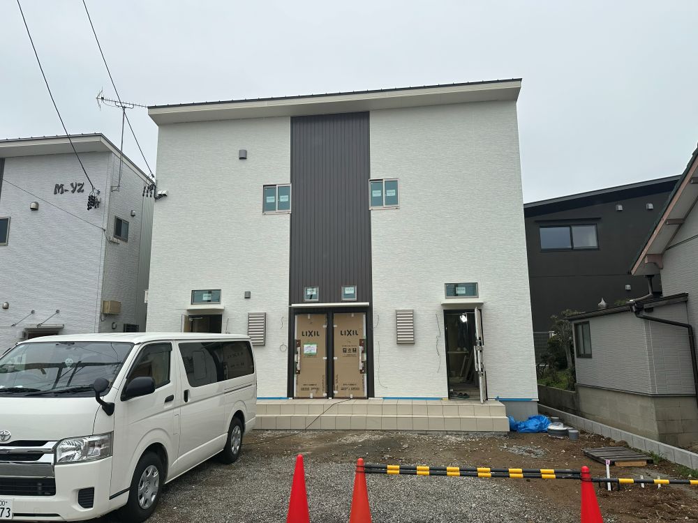 【完成間近!西尾市米津町付近のアパート新築工事】 内装クロス施工が順調に進行中 画像