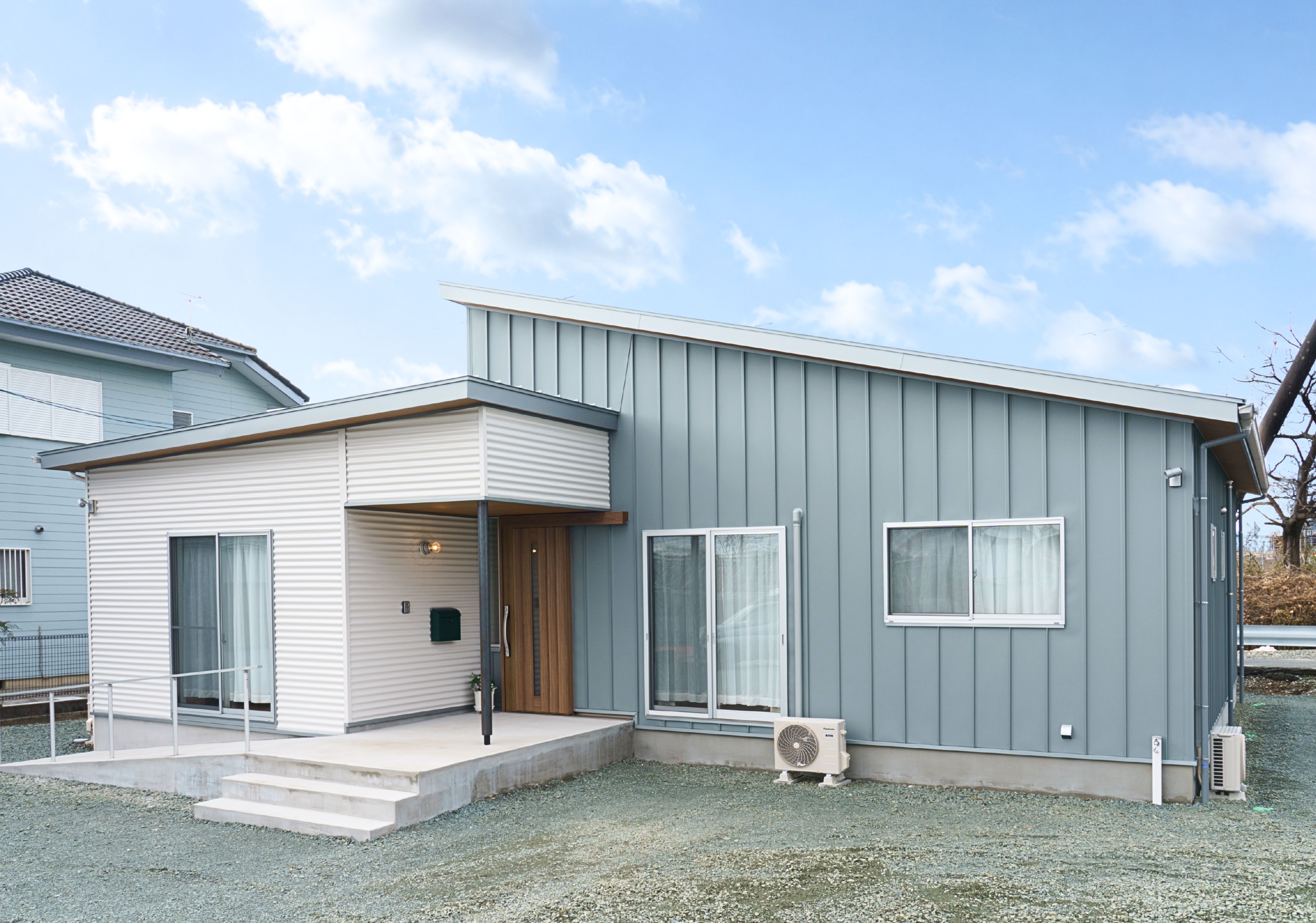 【平屋】ブルーグレーが映える3世帯の平屋 画像
