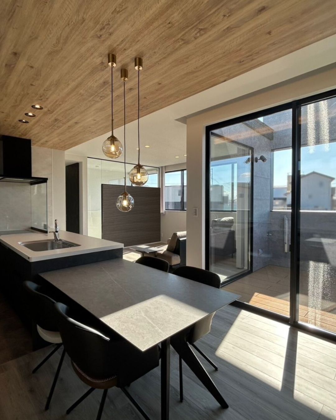 たっぷりの自然光に満たされる二世帯住宅 アイキャッチ画像