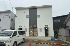 【完成間近！西尾市米津町付近のアパート新築工事】　　　　　　　　　内装クロス施工が順調に進行中 アイキャッチ画像