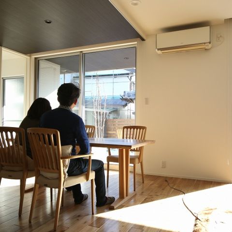 こだわりを叶えた明るく開放的なリビングで、理想の暮らしを送っています アイキャッチ画像