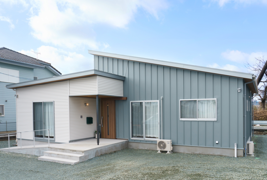ブルーグレーのやさしさに包まれる平屋 アイキャッチ画像