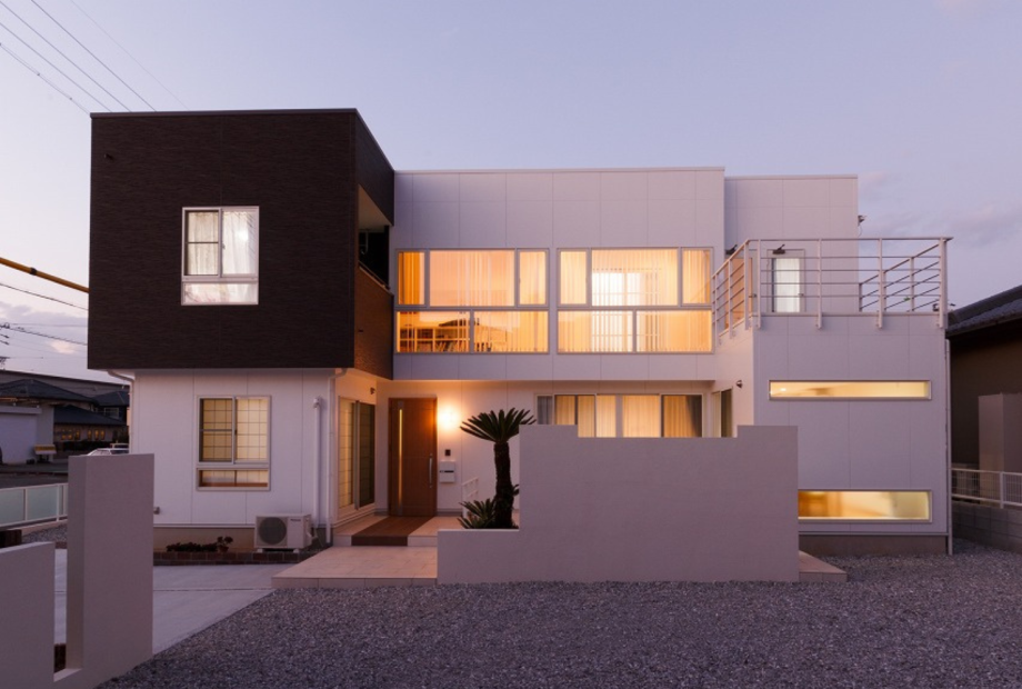 大きな窓で光をとりこむデザイン住宅 アイキャッチ画像