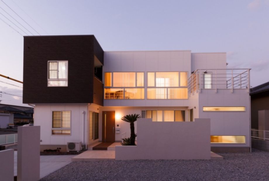 【2階建て】大きな窓で光を取り込む二世帯住宅 アイキャッチ画像